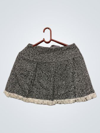 Schwarz-weißer Tweed-Minirock mit fransigem Saum