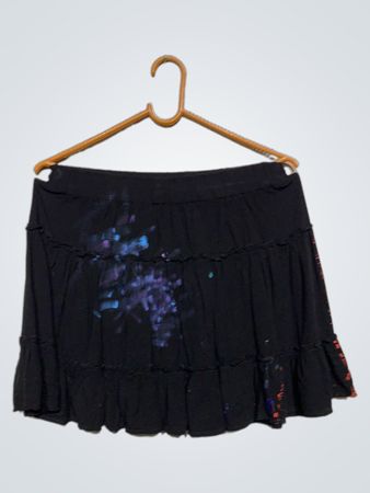 Schwarzer gestufter Minirock mit Batik-Spritzern