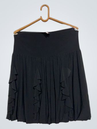 Brillante schwarze Rock mit Rüschen