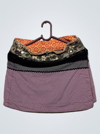 Lila Rock mit gemustertem Bund