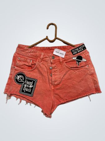 THE TOP UNIVERSE Rote Denim-Shorts mit Raum-Patches