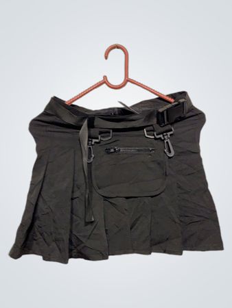 Schwarzer Faltenrock mit Gürtel und Reißverschlusstasche