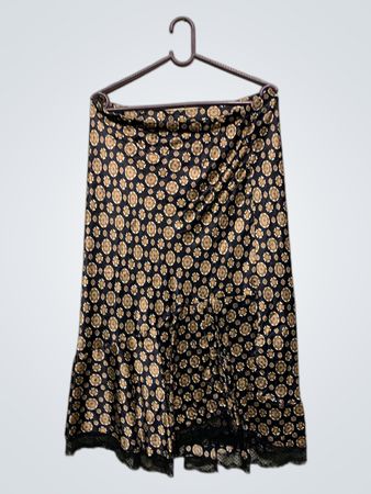 Schwarzer Rock mit goldenen Blumenmuster und Spitzenbesatz
