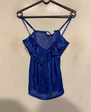 Blaues Cami-Top mit Rüschen