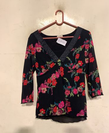 Schwarzes florales Druck V-Ausschnitt Top