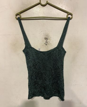 Grünes gestricktes Tanktop