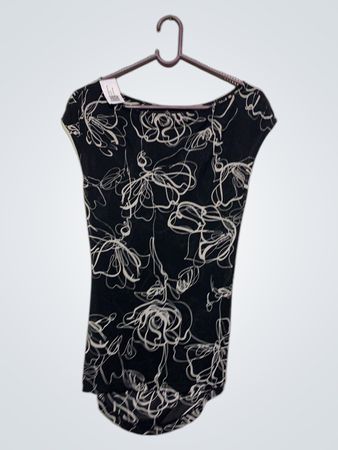 Schwarzes Oberteil mit weißen Blumenmuster