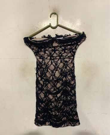 Schwarzes Spitzenkleid mit schulterfreiem Design und Raffung