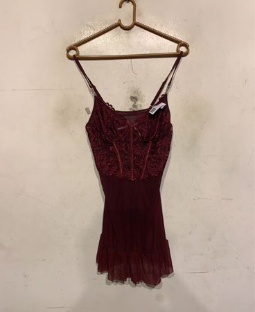 Burgunder Spitze Trägershirt mit Rüschensaum