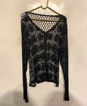 Schwarzes Häkel-Button-Up-Top