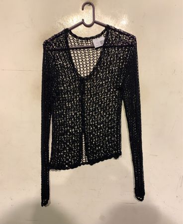 Schwarze gehäkelte Strickjacke