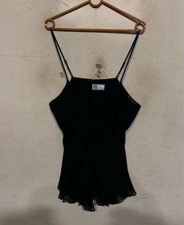 Schwarzes Spaghetti-Top mit Spitzenbesatz und Schleifendetail