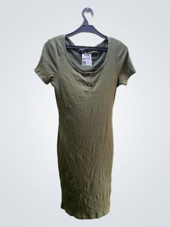 Grünes geripptes Minikleid mit Knopfverschluss am Hals