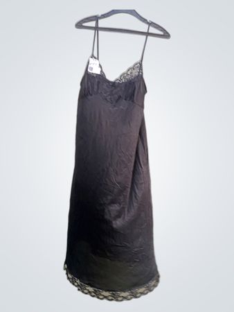 Schwarzes Slipkleid mit Spitzenbesatz