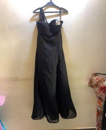 Schwarzes einseitiges, verziertes Maxikleid