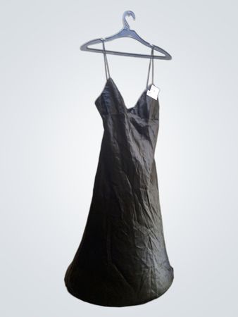 Schwarzes Satin-Nachtkleid
