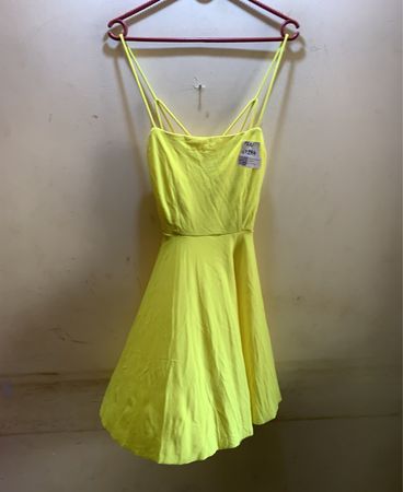 Gelbes Spaghetti-Trägerkleid