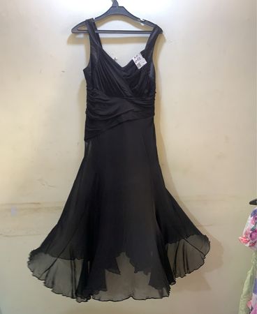 Schwarzes Rüschen-V-Ausschnitt-Kleid mit Chiffonrock