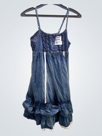 Jeanskleid mit Rüschen und Spitzenbesatz