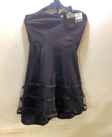 Schwarzes Neckholderkleid mit Tüllrock
