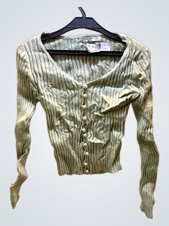 NA-KD GERIPPTER KNOPFENPULLOVER