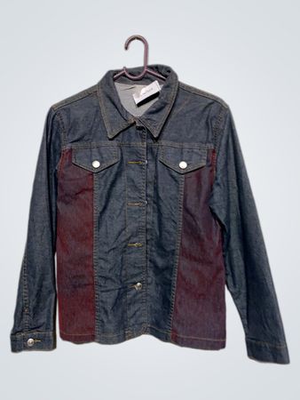 Jeansjacke mit roten Einsätzen