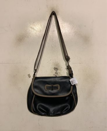 Schwarze Schultertasche mit braunen Akzenten