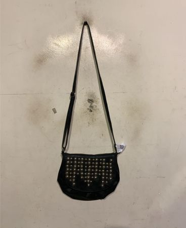 Schwarze Nieten-Schultertasche