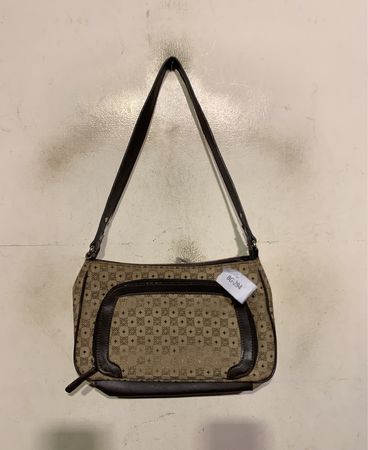 Braune Schultertasche mit einem sich wiederholenden Muster