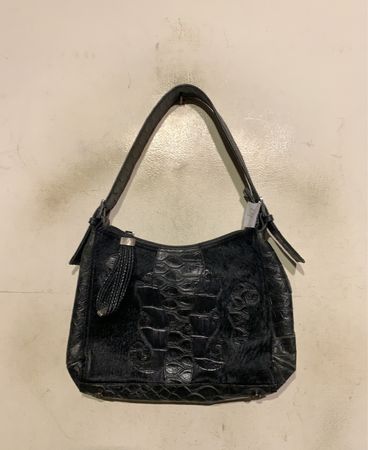 Schwarze strukturierte Schultertasche