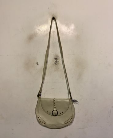Creamfarbene Schultertasche mit Schnalle und Nieten