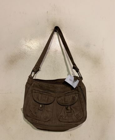 Braune Schultertasche mit zwei Vordertaschen