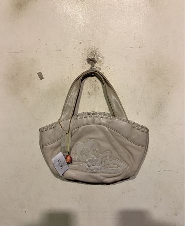 Handtasche aus hellgrauem Leder mit floralem Applikation