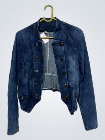 Blaue Denimjacke mit Knöpfen