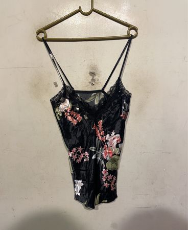 Schwarzes Tanktop mit floralem Druck und Spitze, Etikett NT-65600