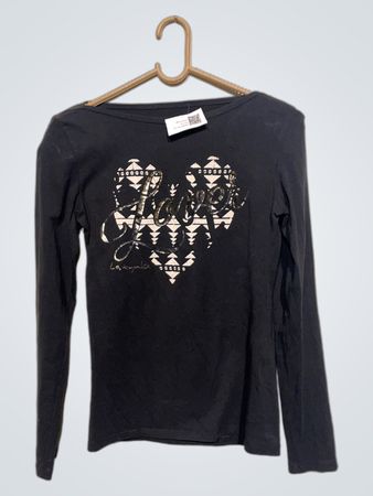 Schwarzes Langarmshirt mit Herzgrafik und "Love"-Text