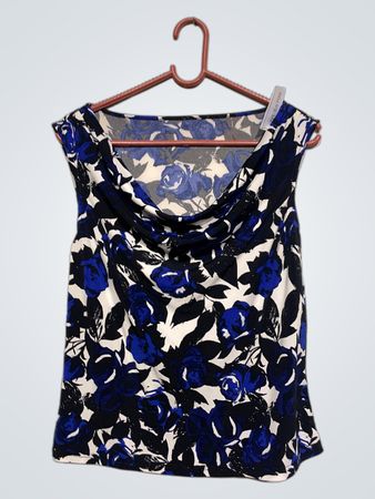 Ärmelloses Oberteil mit Schalkragen und blau-schwarzem Blumenmuster