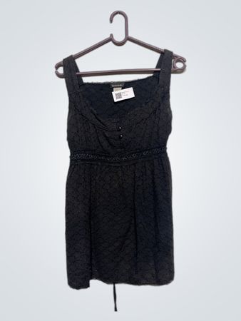 BESSER. Schwarzes Lochmusterkleid mit Bindeband hinten
