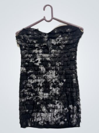 Schwarzes trägerloses Rüschenkleid