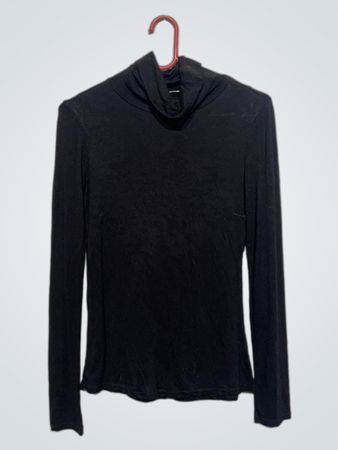 Schwarzer Rollkragenpullover mit Strassdetails