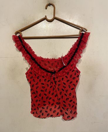 Roter transparenter Oberteil mit schwarzem Lippenprint und Spitzenbesatz