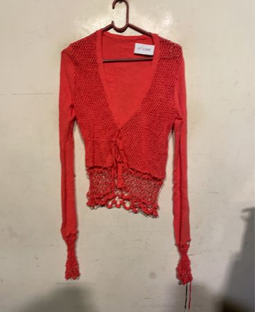 Roter gehäkelter Cardigan mit Bindeband