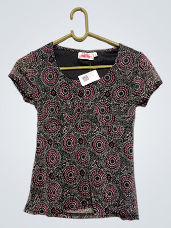 Miss Here + There Damen Schwarz Pink Gemustertes Kurzarm-T-Shirt