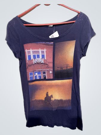 Marineblaue T-Shirt mit grafischem Druck eines Gebäudes und eines Cowboys auf einem Pferd