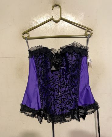 Lila und schwarzes Korsett mit Spitze und Schleifen