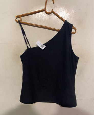 Schwarzes Ein-Schulter-Trägershirt