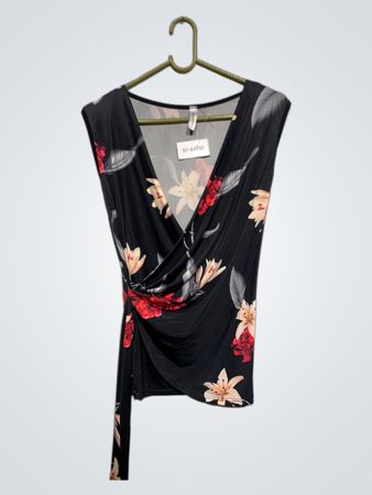 Schwarze blumenverzierte ärmellose Wickelbluse