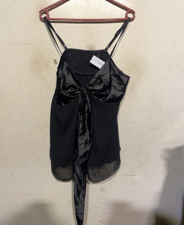 Schwarzes Top mit Schleifendetail