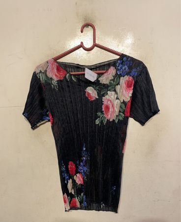 Blumen schwarzes Top