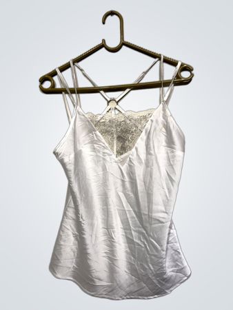 Weißes Top mit Spitze.